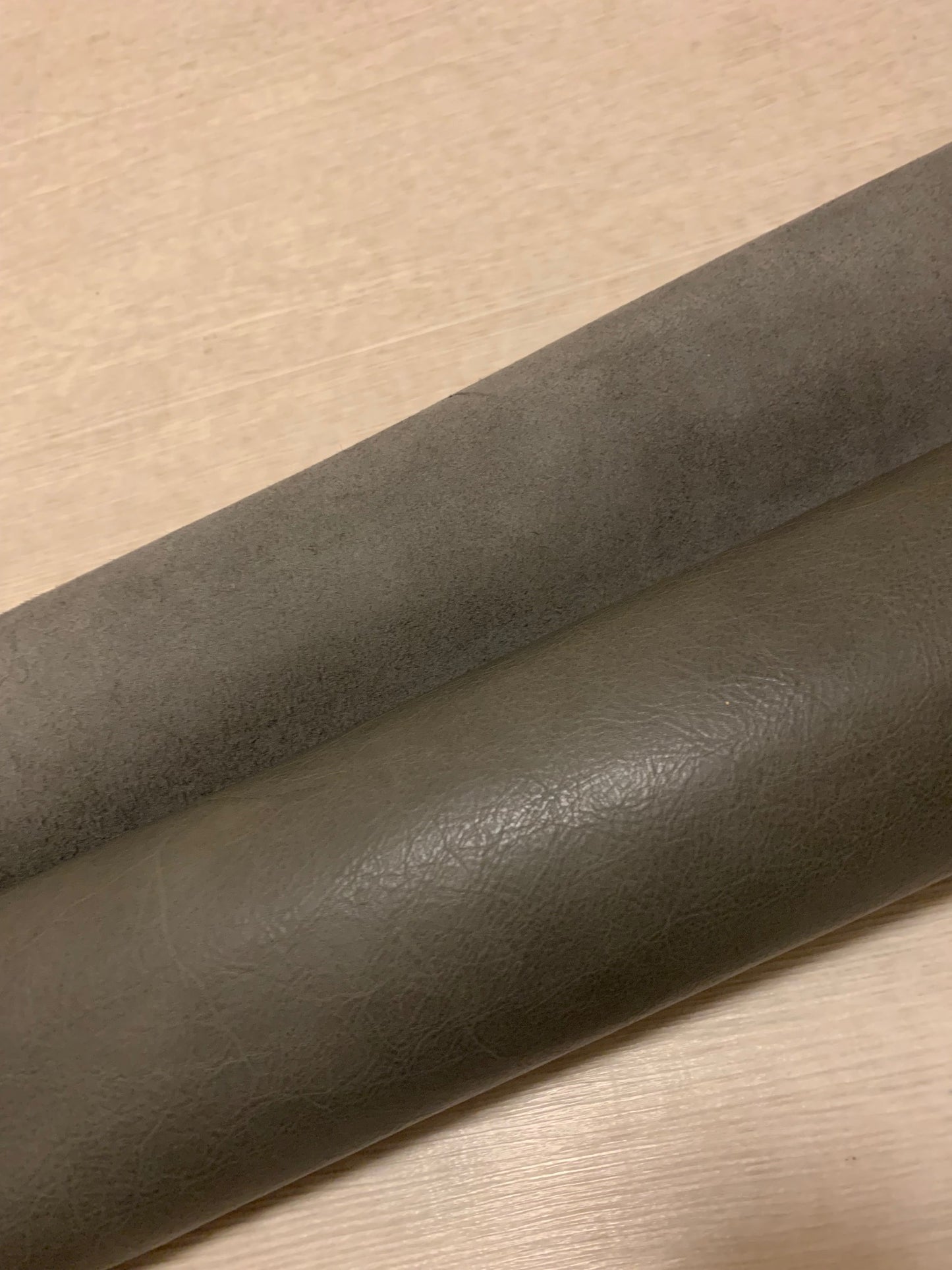 ds32円！新入荷！イタリアンレザー　オイルワックス　スムース加工　アッシュグレー　240ds