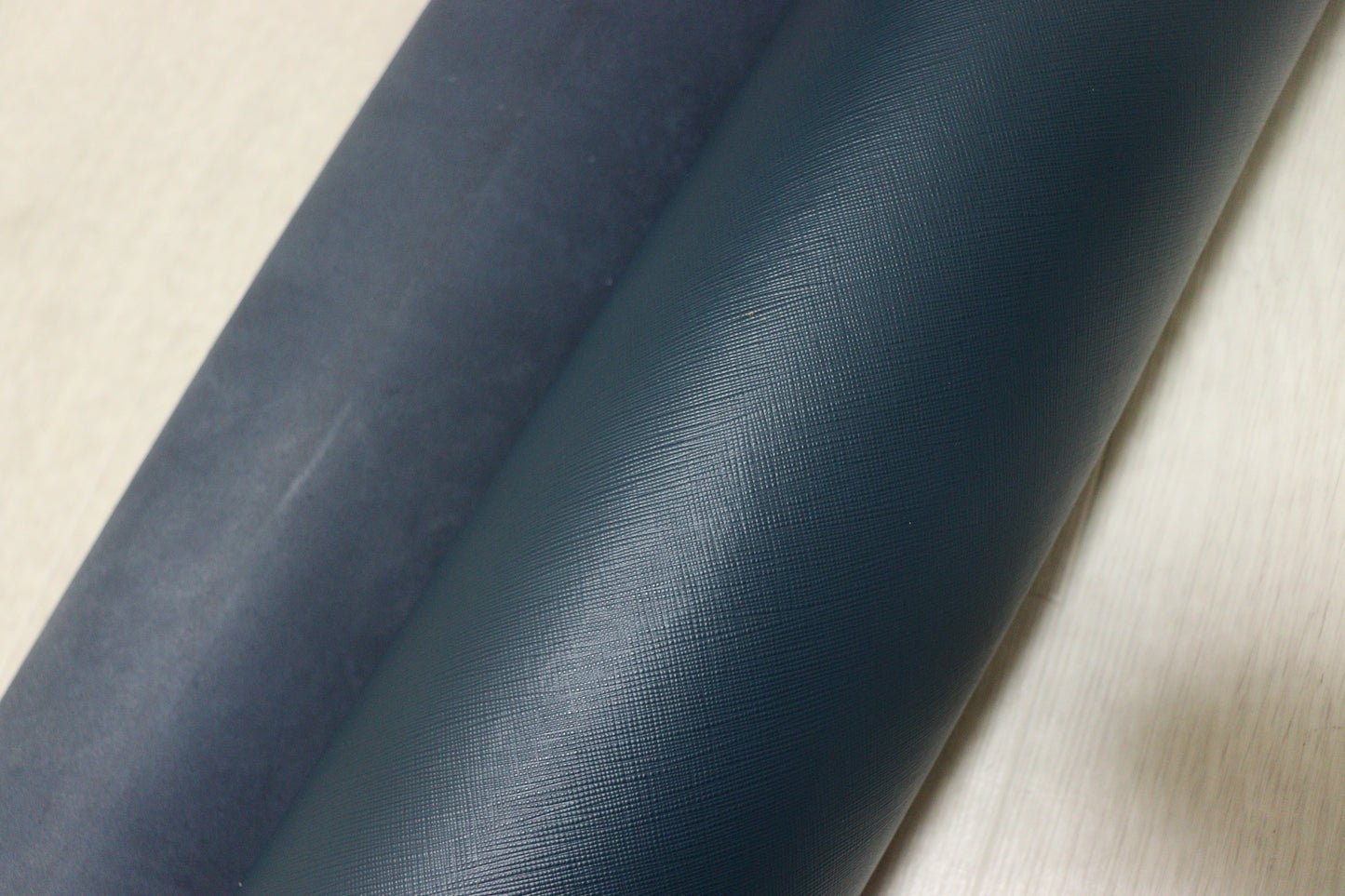 ds28円！新入荷！顔料仕上げ　絹目型押し　ダークピーコック　220ds