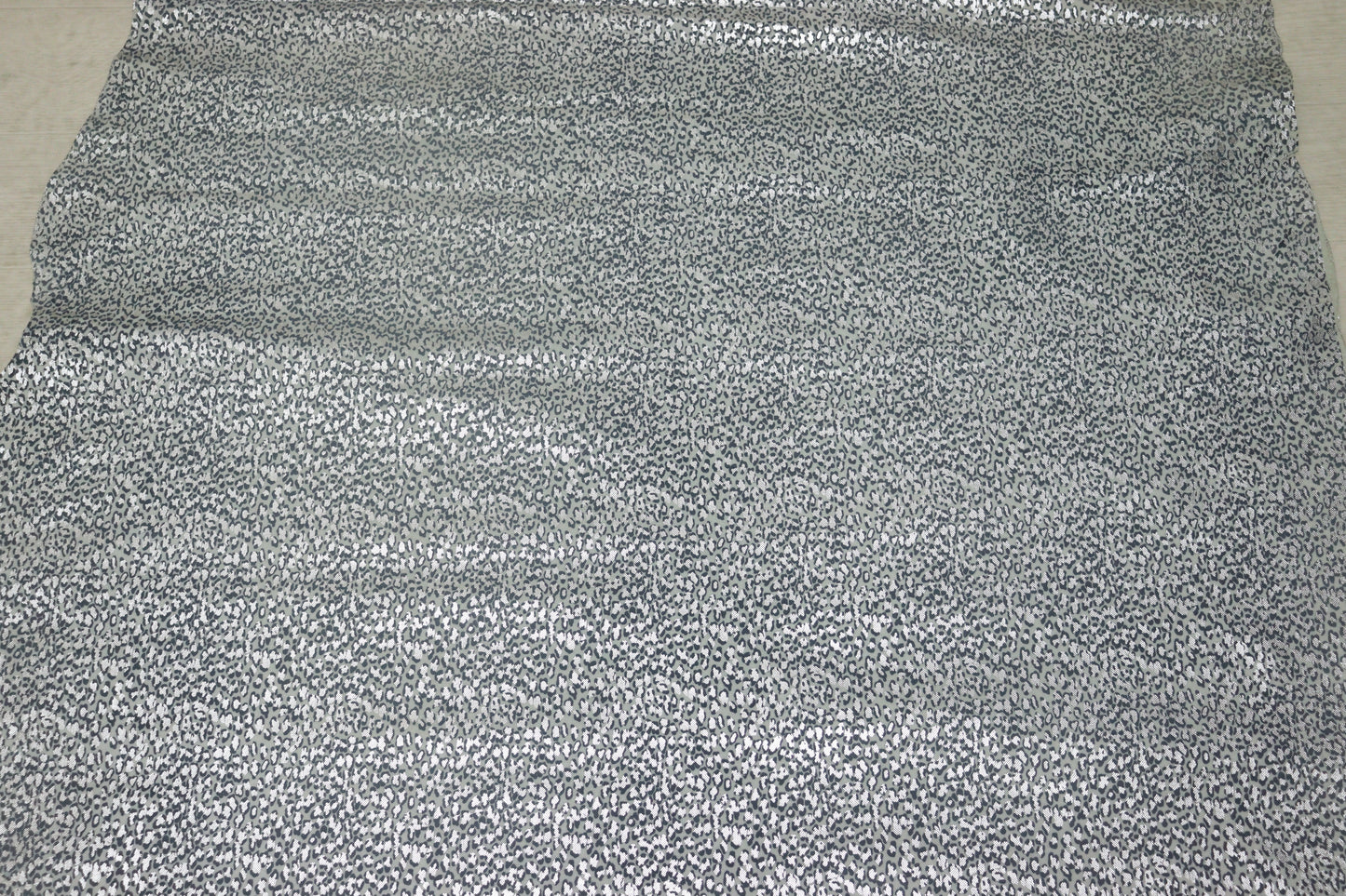 ds30円！新入荷！ヒョウ柄プリント　豚革　シルバー　120ds