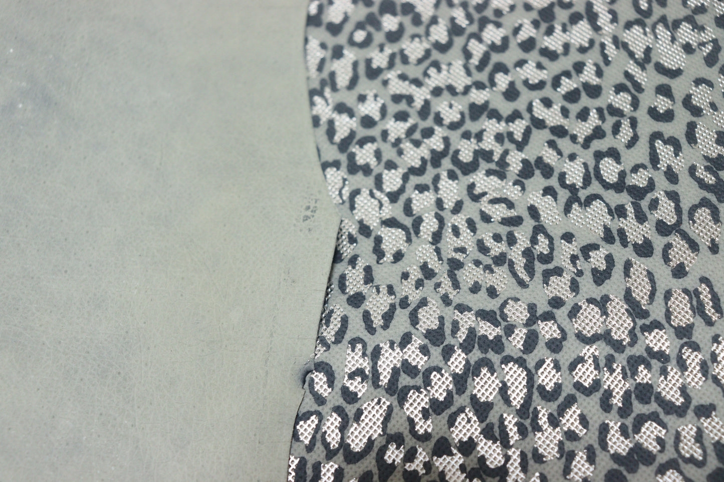 ds30円！新入荷！ヒョウ柄プリント　豚革　シルバー　120ds