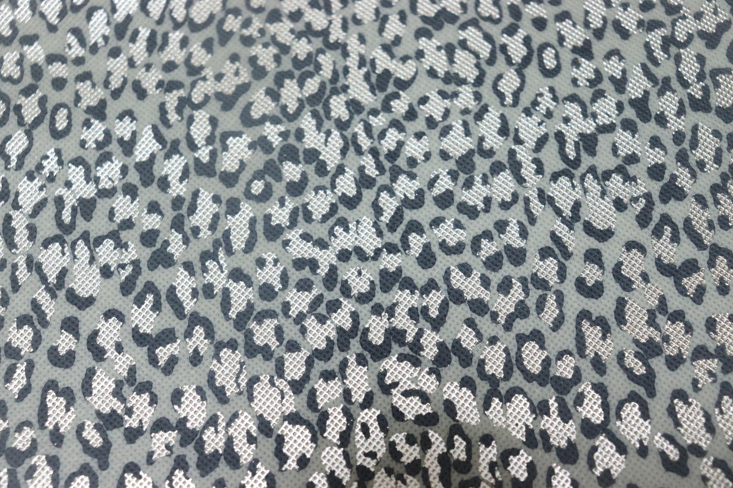 ds30円！新入荷！ヒョウ柄プリント　豚革　シルバー　120ds