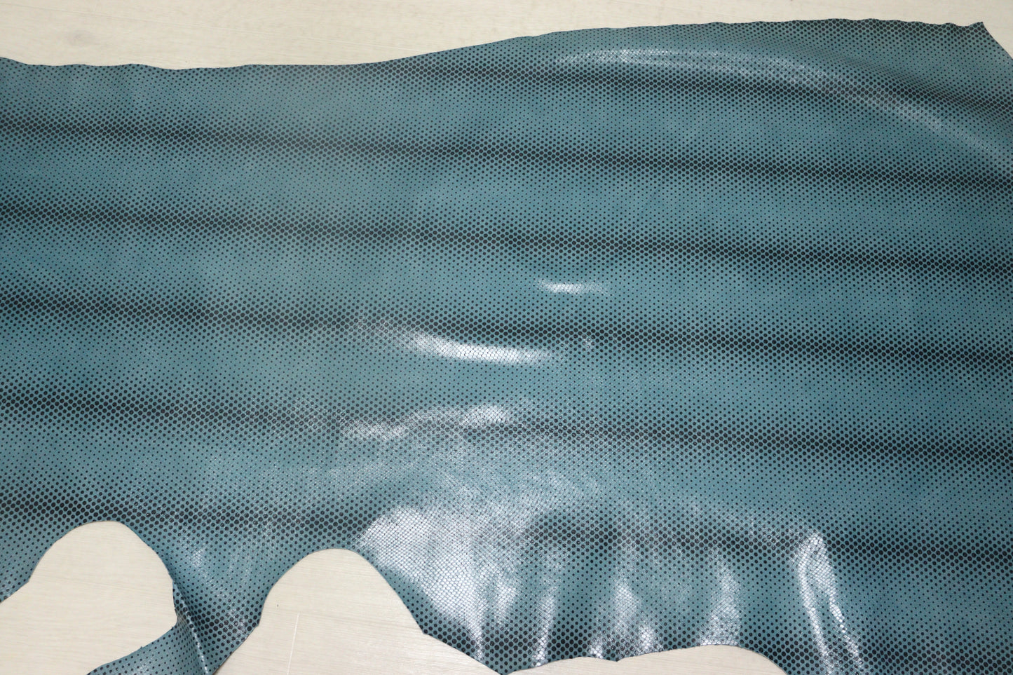 ds30円！新入荷！ドット柄プリント　牛革　ブルー　153ds