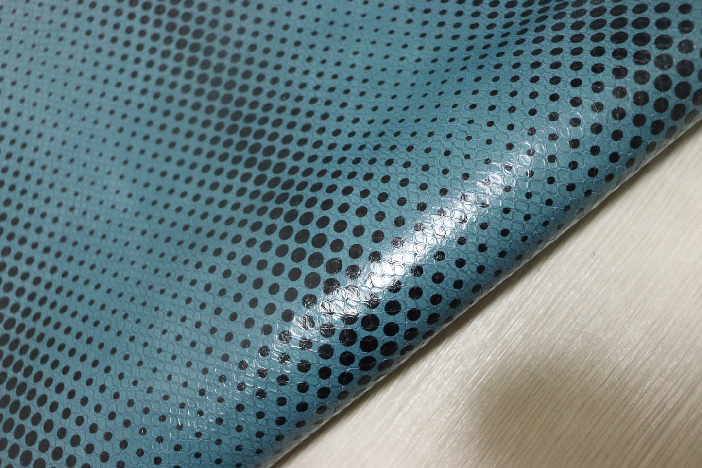 ds30円！新入荷！ドット柄プリント　牛革　ブルー　153ds