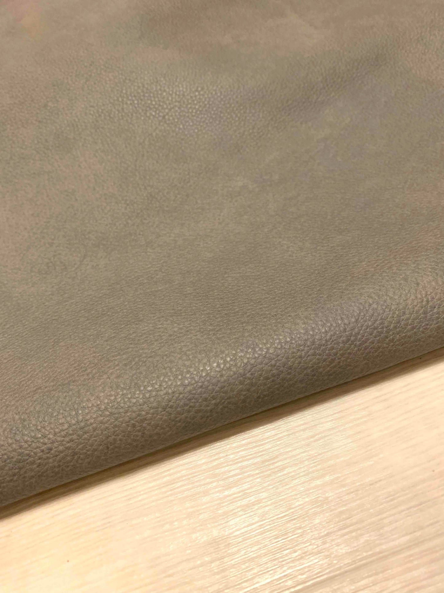 ds30円！新入荷！イタリアンレザー　アンチック加工　ライトグレー系　223ds