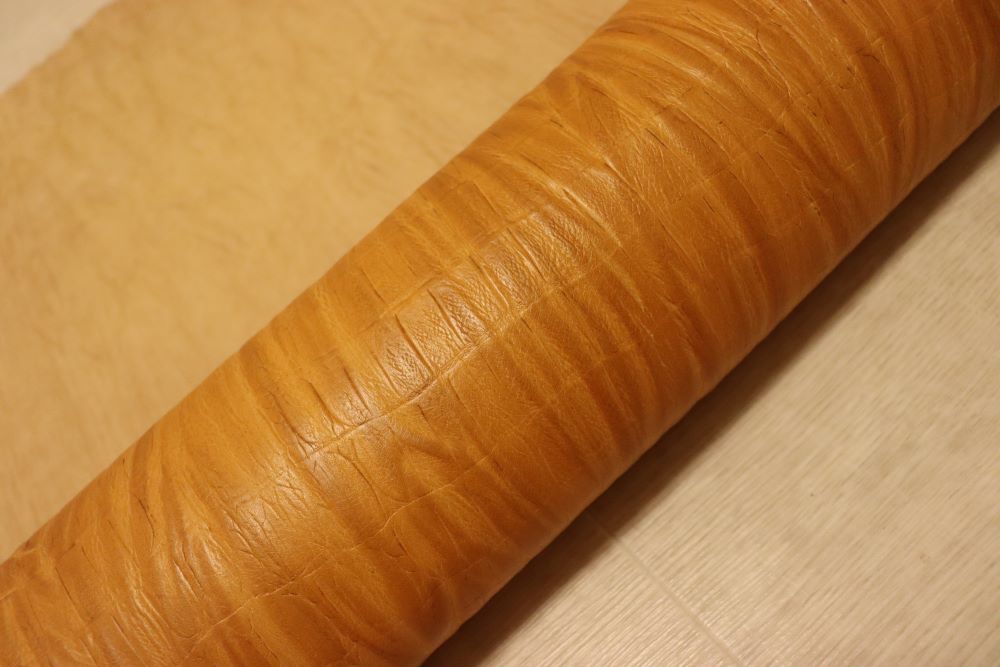 ds75円！イタリアンレザー イエローキャメル　絞り加工　クロコ型押し　ショルダー　ヌメ革　136ds