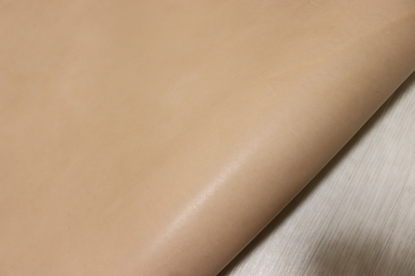 ds35円！やや訳あり　国産ヌメ　生成り　大きめハギレ　180ds