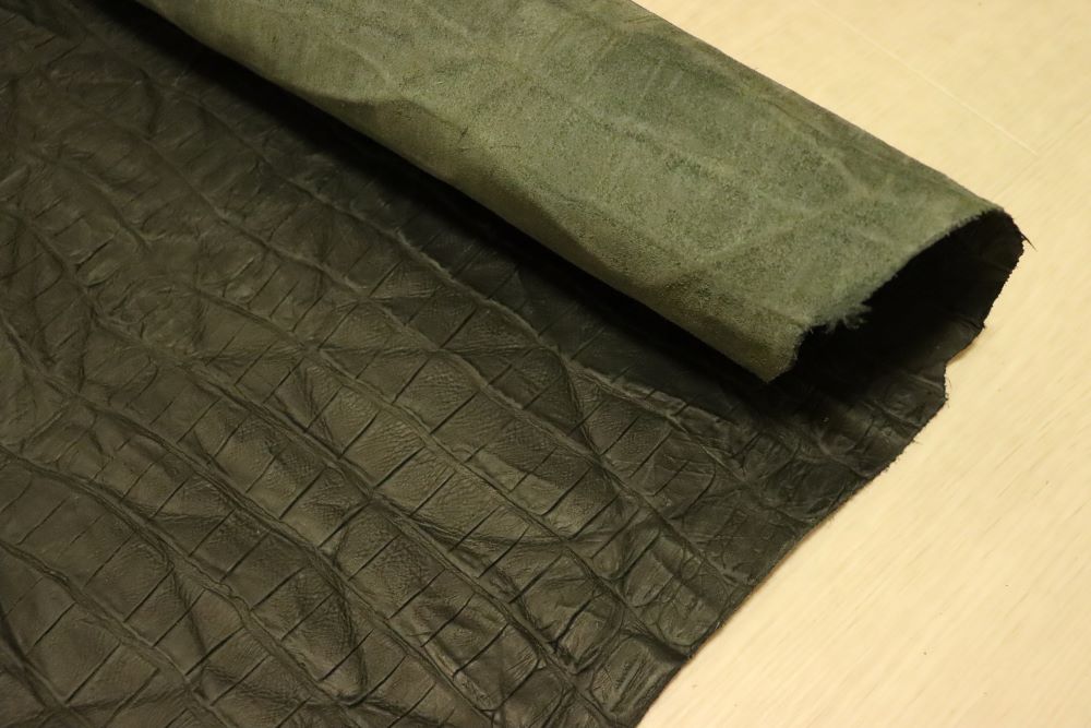 ds72円！イタリアンレザー　ネイビー　クロコ型押し　ショルダー　ヌメ革　139ds