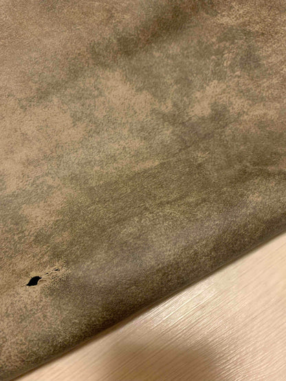 ds28円！新入荷！イタリアンレザー　モカグレー　ハギレ　　ムラ染プリント　147ds