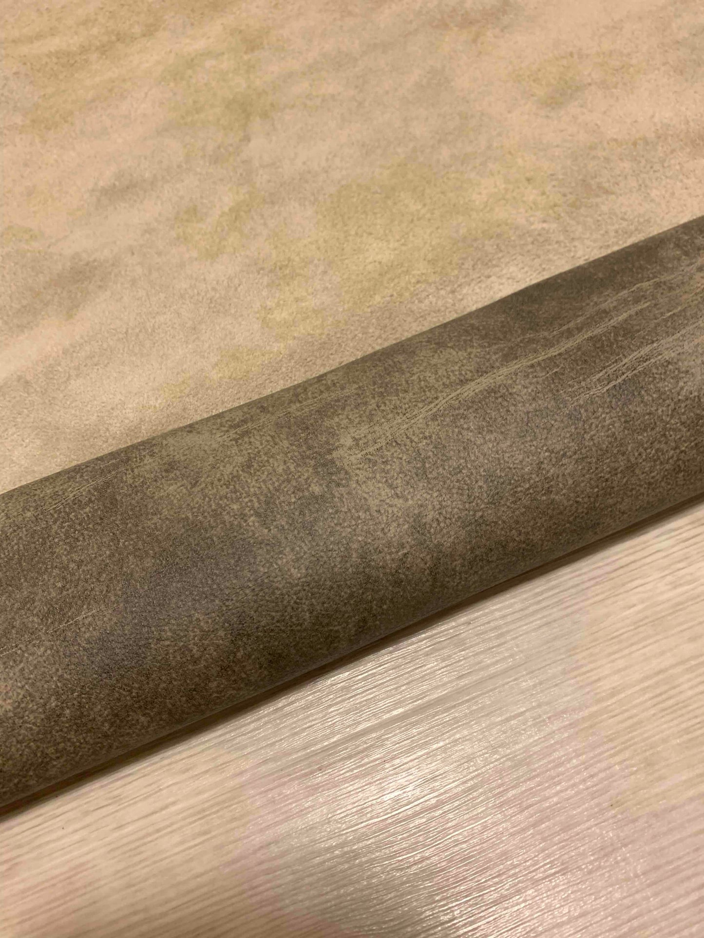 ds28円！新入荷！イタリアンレザー　モカグレー　ハギレ　　ムラ染プリント　147ds