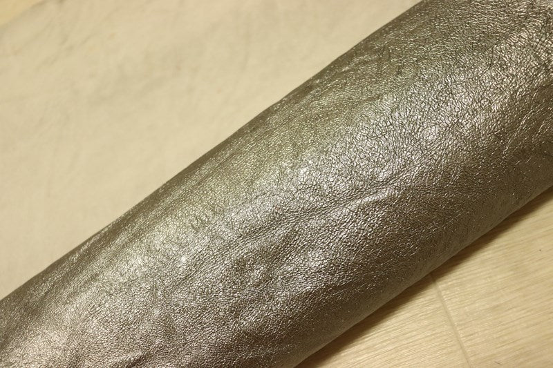 ds28円！[ダークシルバー]新入荷 国産 豚革 クロム革 絞り加工 箔貼り 140ds
