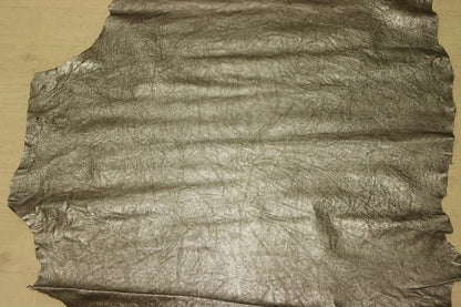 ds28円！[ダークシルバー]新入荷 国産 豚革 クロム革 絞り加工 箔貼り 140ds