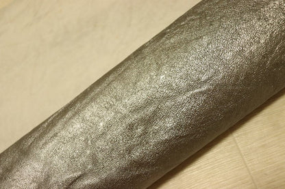 ds28円！[ダークシルバー]新入荷 国産 豚革 クロム革 絞り加工 箔貼り 140ds