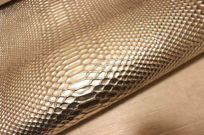 ds28円！[シルバー系]新入荷 イタリアンレザー 牛革 クロム革 スネーク型押し 箔貼り加工 85ds