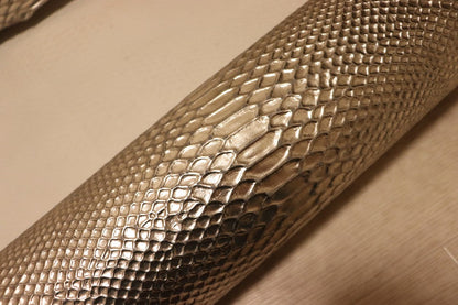 ds28円！[シルバー系]新入荷 イタリアンレザー 牛革 クロム革 スネーク型押し 箔貼り加工 85ds