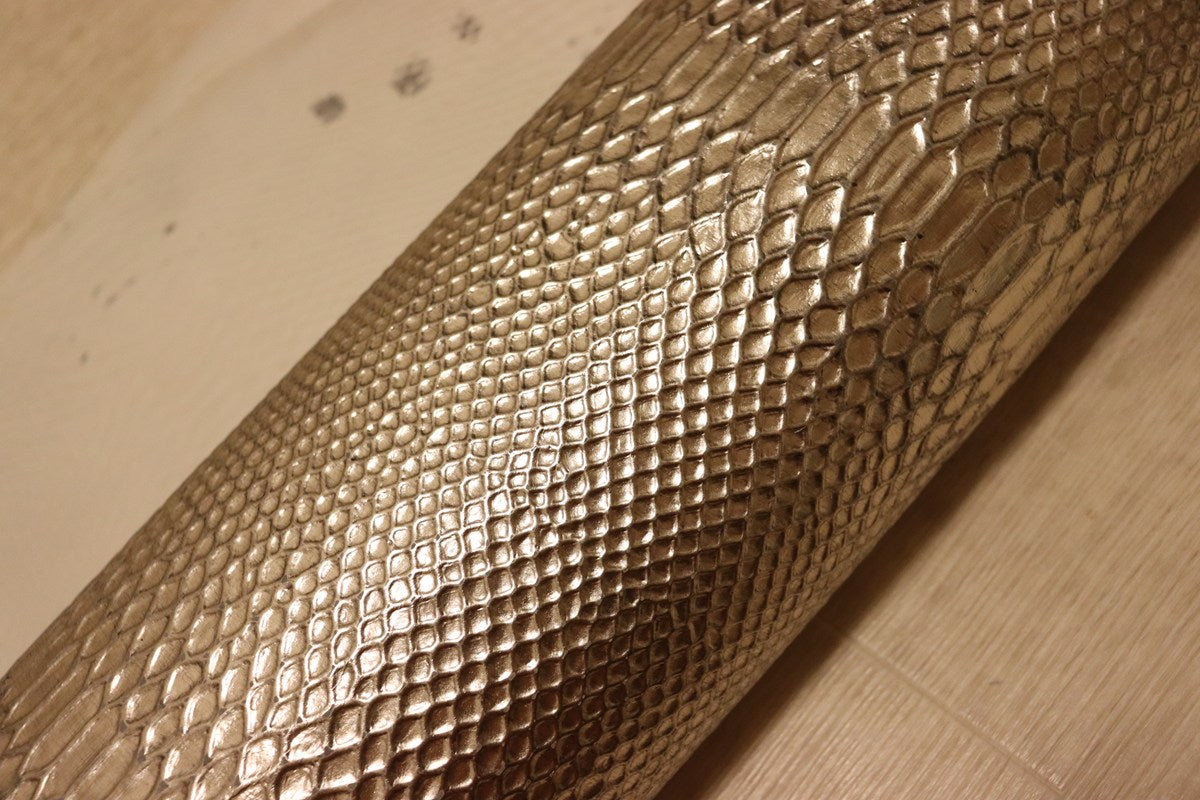 ds28円！[シルバー]新入荷 イタリアンレザー 牛革 クロム革 スネーク型押し 箔貼り加工 87ds