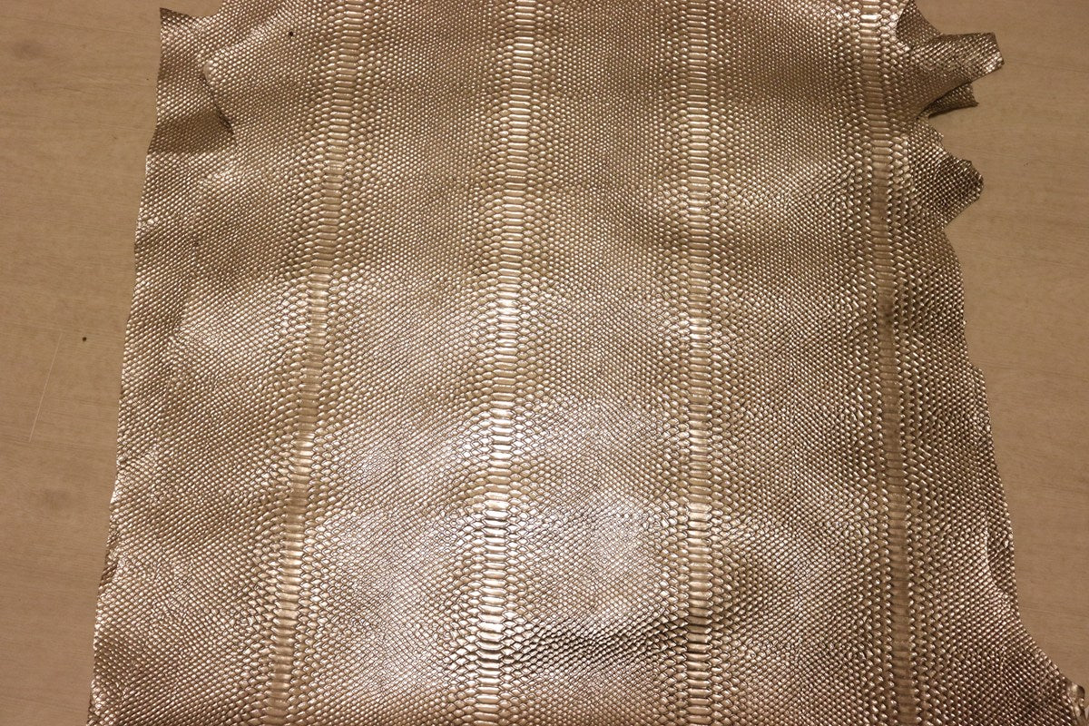 ds28円！[シルバー系]新入荷 イタリアンレザー 牛革 クロム革 スネーク型押し 箔貼り加工 92ds