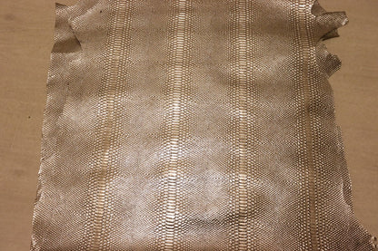 ds28円！[シルバー系]新入荷 イタリアンレザー 牛革 クロム革 スネーク型押し 箔貼り加工 92ds