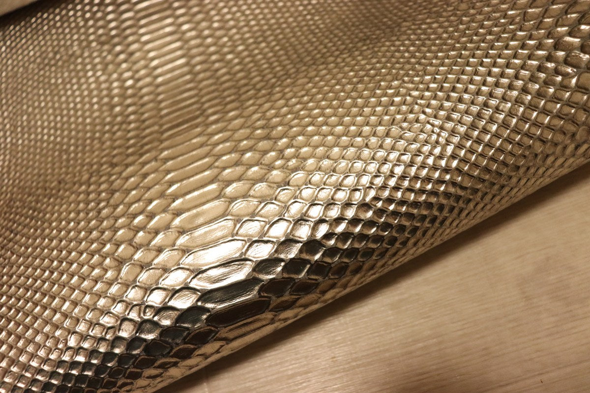 ds28円！[シルバー系]新入荷 イタリアンレザー 牛革 クロム革 スネーク型押し 箔貼り加工 92ds