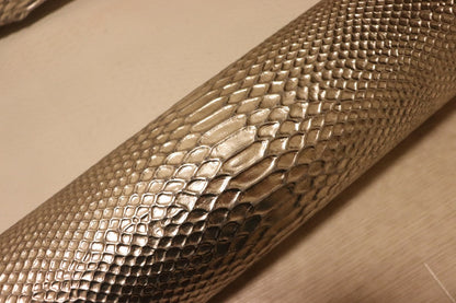 ds28円！[シルバー系]新入荷 イタリアンレザー 牛革 クロム革 スネーク型押し 箔貼り加工 92ds