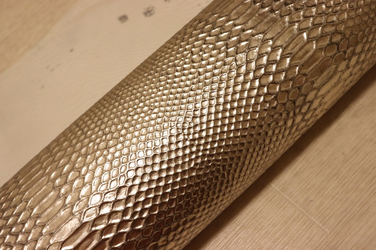 ds28円！[シルバー]新入荷 イタリアンレザー 牛革 クロム革 スネーク型押し 箔貼り加工 94ds