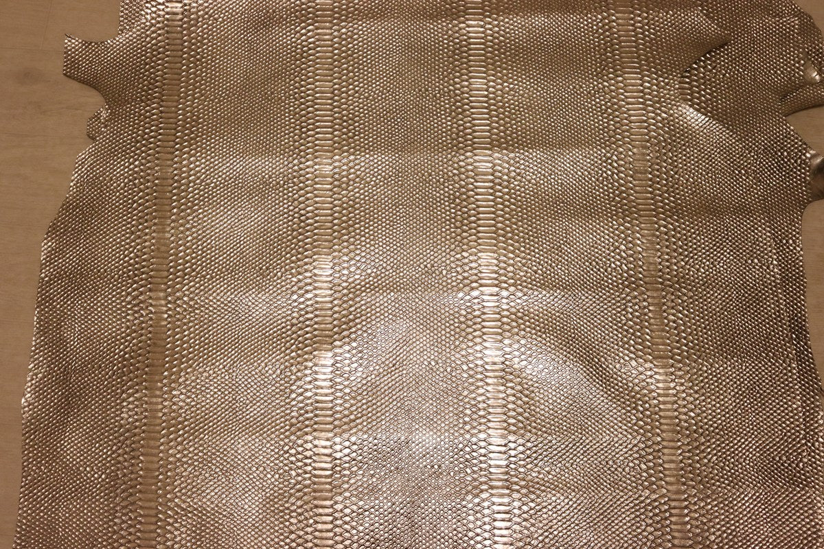 ds28円！[シルバー]新入荷 イタリアンレザー 牛革 クロム革 スネーク型押し 箔貼り加工 94ds