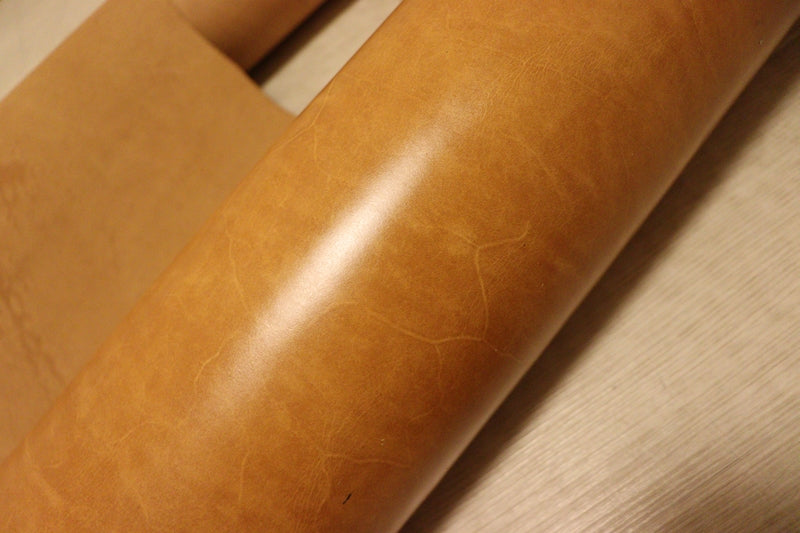 牛革　コンビ鞣し　アニリン　キャメル系　1.5mm前後　220デシ 牛革 コンビ鞣し シワしぼ アニリン キャメル系 1.6mm前後 203デシ