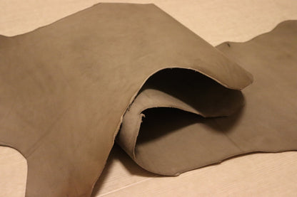 ds53円！[ライトグレー]クラフトの定番 ベリー イタリアンレザー 牛革 ヌメ革 スムース加工 ピットなめし 70ds