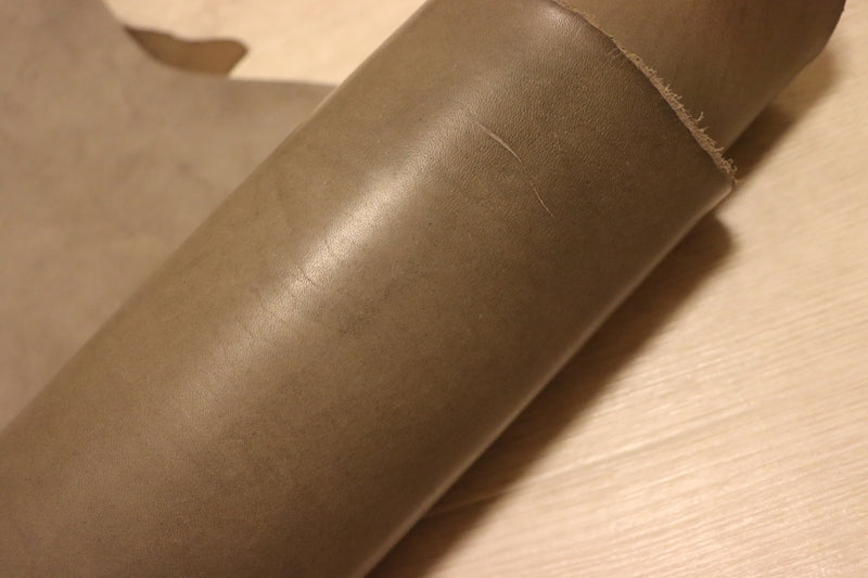 ds53円！[ライトグレー]クラフトの定番 ベリー イタリアンレザー 牛革 ヌメ革 スムース加工 ピットなめし 77ds