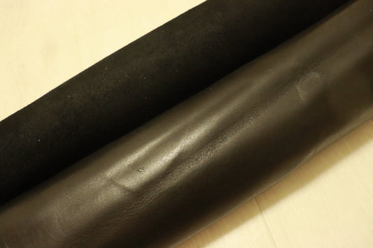 ds25円！[ブラック]SALE!国産 牛革 スムース加工 ハギレ 200ds