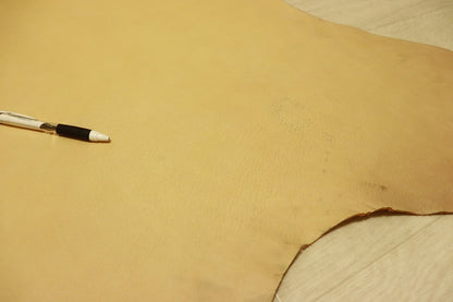 ds65円！[生成り]新入荷 イタリアンレザー 牛革 ヌメ革 シュリンク加工 110ds